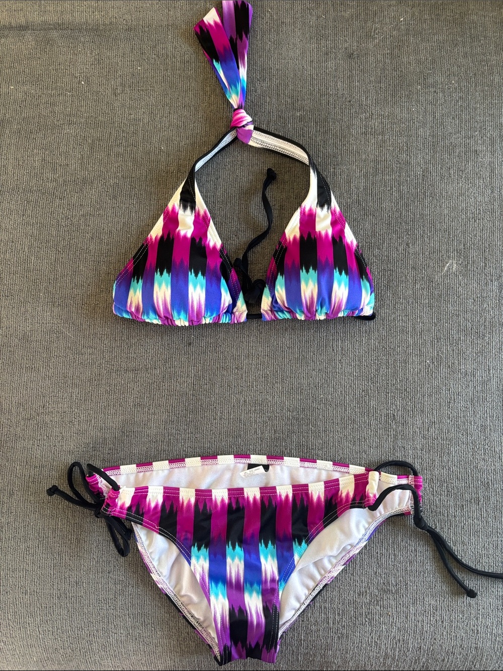 NWOT Billabong colorful scratch pattern tie set. Size medium.